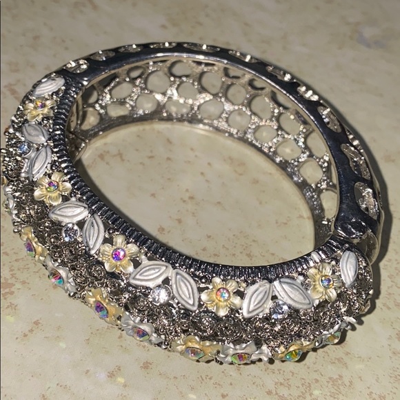 Silver Crystal White Flower Chunky Bangle Bracelet - Picture 5 of 7